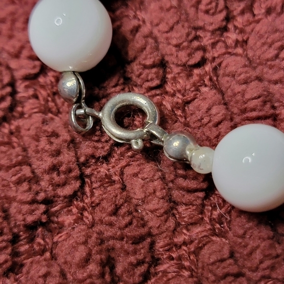 Chunky White Vintage Necklace with Clasp - Picture 5 of 6